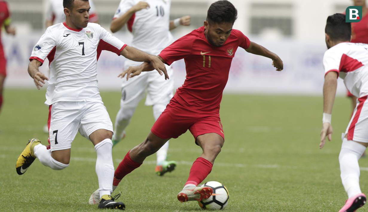 Gelandang Indonesia, Saddil Ramdani, berusaha melewati pemain Yordania pada laga persahabatan di Stadion Wibawa Mukti, Jawa Barat,  Sabtu (13/10/2018). Indonesia menang 3-2 atas Yordania. (Bola.com/M Iqbal Ichsan)