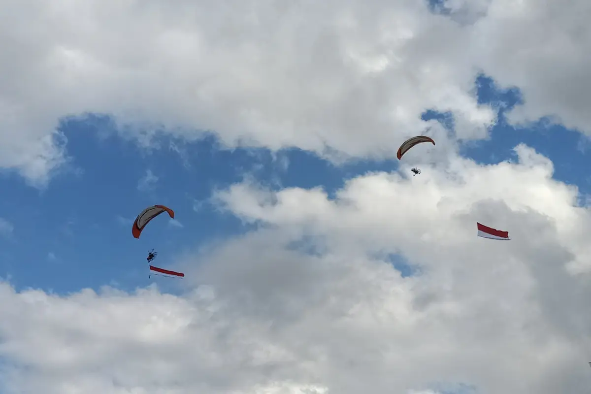 Pengibaran Bendera Merah Putih di Langit Bali
