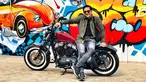 Memiliki kecintaan terhadap dunia otomotif sejak lama, Andre Taulany memang sudah lama mengkoleksi berbagai tunggangan. Koleksinya pun berupa mobil dan juga Motor Gede (Moge) yang berasal dari Negeri Paman Sam. (Liputan6.com/IG/@andreastaulany)