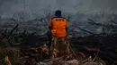 Petugas pemadam kebakaran beristirahat usai memadamkan kebakaran lahan gambut di Kampar, Riau, Senin (9/9/2019). Sulitnya sumber air di lokasi kebakaran menjadi kendala petugas untuk memadamkan bara api yang menghanguskan sedikitya lima hektare lahan gambut di kawasan tersebut.  (Wahyudi / AFP)