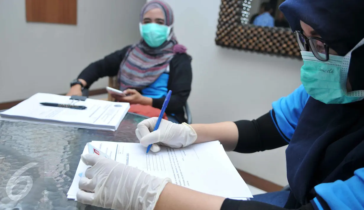 Petugas BNN melakukan pendataan penghuni kos-kosan di Jalan Taman Sari Raya No 60-62, Jakarta (1/10/15). Dari razia ini, delapan orang terdiri dari tujuh wanita dan satu pria diamankan karena positif mengonsumsi narkoba. (Liputan6.com/Gempur M Surya)
