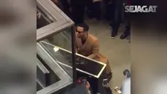 Musisi kelas dunia John Legend, sukses membuat kejutan di stasiun kereta St Pancras, London.