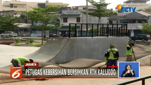 Sepi dan tak banyak kegiatan, RTH Kalijodo mulai berbenah. Sementara seorang pengunjung mengaku masih nyaman bermain papan luncur di tempat tersebut.