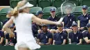 Ballboys dan Ballgirls menyaksikan sesi latihan atlet di Wimbledon, London, (1/7/2017). Turnament Wimbledon 2017 akan berlangsung pada  3-16 Juli 2017. (AFP/Adrian Dennis)