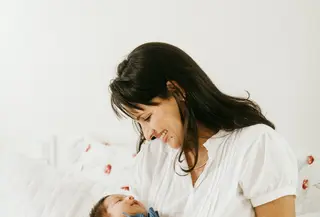 Ilustrasi ibu dan bayi/copyright unsplash.com/Jonathan Borba