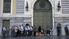 Sejumlah Orang mengantri di pintu masuk Bank Nasional untuk mendapatkan uangnya di Athena, Yunani (20/7/2015). Bank-bank di Yunani kembali dibuka pada Senin (20/7/2015), usai tiga minggu ditutup terkait masalah utang negara. (REUTERS / Ronen Zvulun)