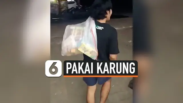 Dengan percaya diri, seorang pria menggunakan karung beras untuk membawa barang belanjaan di mini market. Cara unik ini dilakukan demi mengurangi penggunaan kantong plastik.