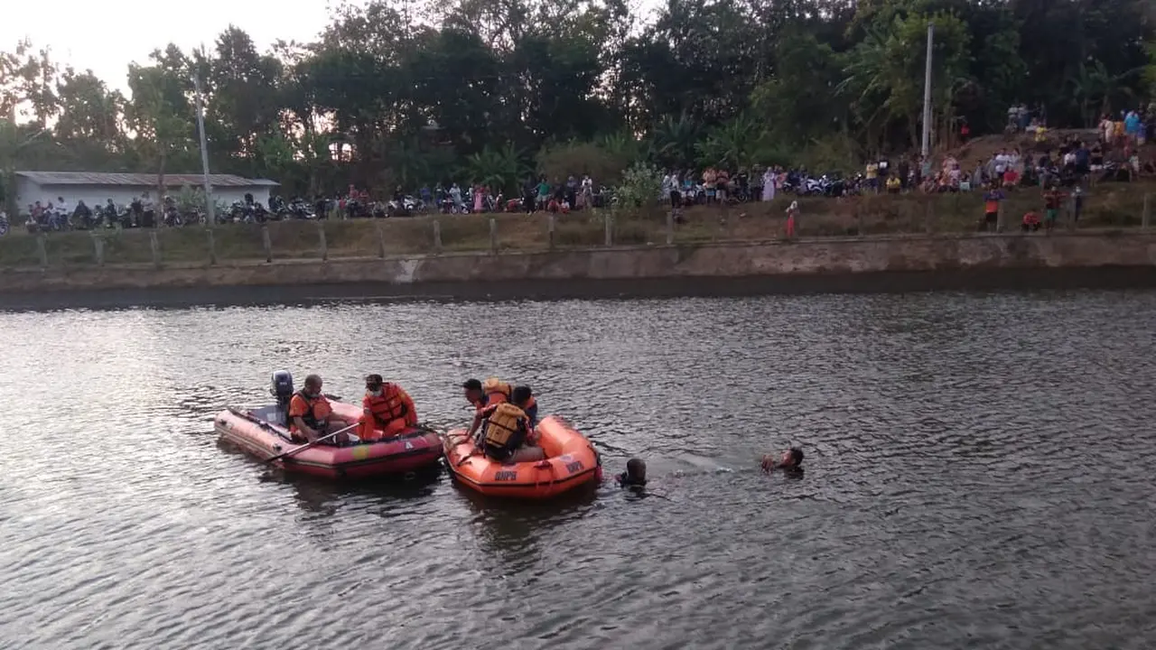 im Basarnas saat melakukan pencarian perenang yang tewas di embung Bapangan, Jepara. (Foto: Liputan6.com/Basarnas Semarang)