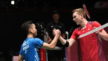 Tunggal putra Indonesia, Anthony Sinisuka Ginting, bersalaman dengan pemain Denmark, Viktor Axelsen setelah laga perempat final Jepang 2018, Jumat (14/9/2018). (PBSI)