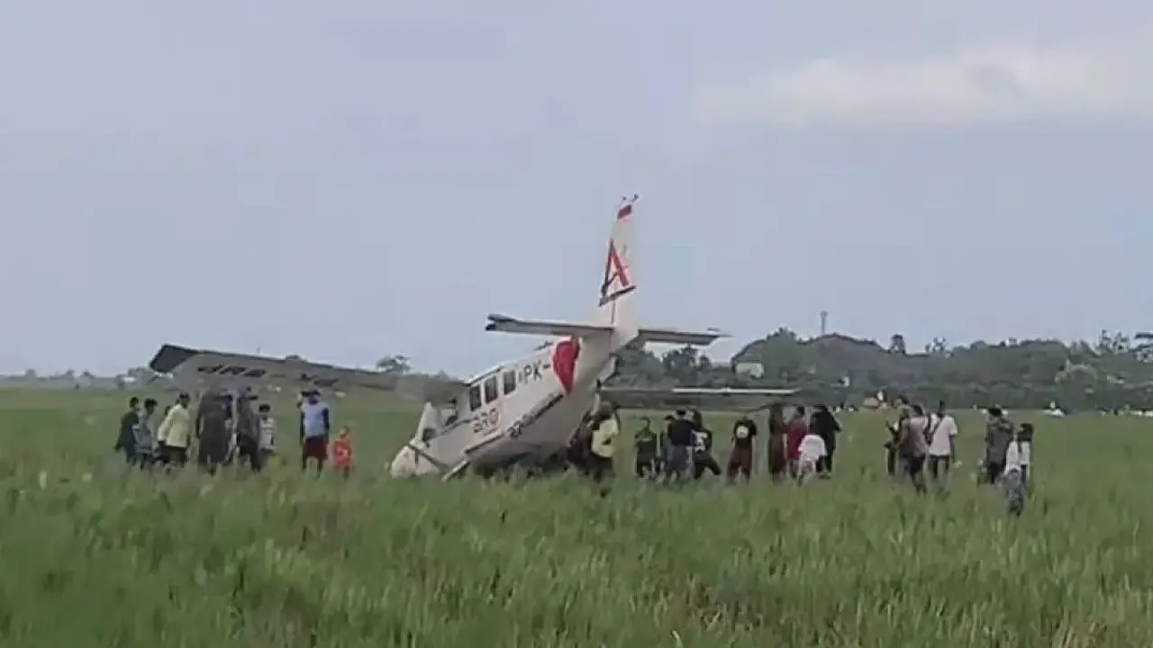 pesawat ringan jatuh di karawang