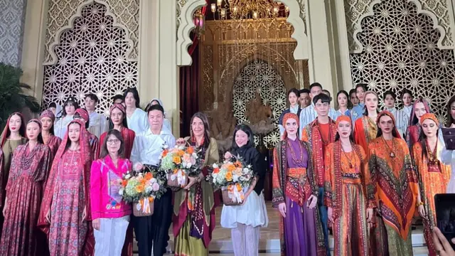 Mel Ahyar hingga Ghea Pangabean Tampilkan Baju Lebaran di Raya Fashion Fest 2025
