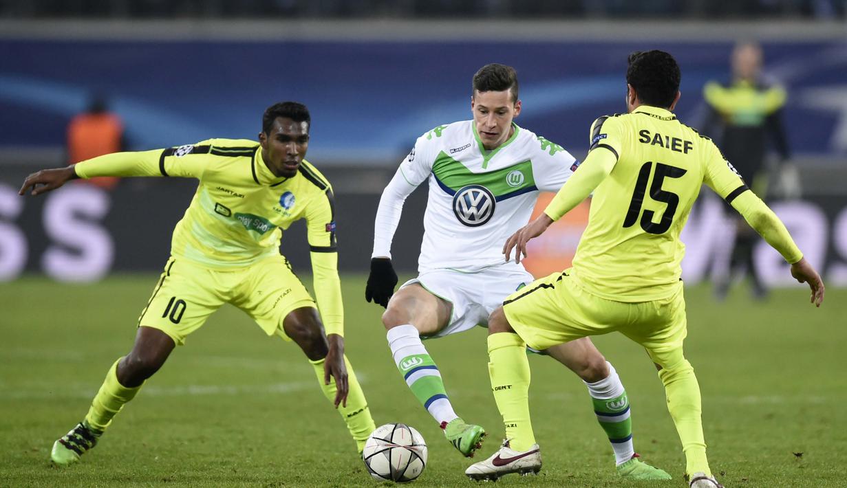 Pemain  Wolfsburg, Julian Draxler (tengah) mencetak dua gol untuk kemenangan timnya atas Gent pada leg pertama babak 16 besar Liga Champions di GHELAMCO-arena, Gent, Kamis (18/2/2016) dini hari WIB.  (AFP / John Thys)