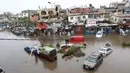Sejumlah kendaraan mogok di jalan banjir akibat hujan deras di Beirut, Lebanon (9/12/2019). Hujan deras membuat sejumlah rumah dan kendaraan di Lebanon terendam banjir dan melumpuhkan daerah-daerah dari ibukota Beirut, Lebanon. (AFP Photo/Anwar Amro)