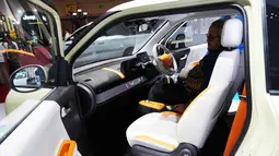 Bertempat di International Convention Exhibition (ICE) BSD, Tangerang, Banten, GJAW 2025 akan berlangsung hingga 30 November 2025. Tampak dalam foto, seorang pengunjung memeriksa interior kendaraan listrik Lumin buatan produsen mobil Tiongkok, Changan, selama Gaikindo Jakarta Auto Week (GJAW) 2025 di Tangerang, Banten, Jumat 21 November 2025. (AP Photo/Tatan Syuflana)