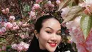 Tidak hanya sekadar gaya, potret ini juga memancarkan ketenangan dan kebahagiaan yang Yura rasakan saat menyatu dengan alam. Bunga sakura yang mekar sempurna seolah menjadi latar yang memperindah pesona natural sang musisi. [@yurayunita].