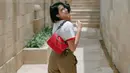 <p>Aghniny Haque berperan sebagai Ayu dalam film KKN di Desa Penari. Aghniny dikenal dengan gaya khasnya yang boyish dengan rambut pendek. Di sini terlihat ia mengenakan t-shirt putih, dipadu dengan celana panjang berwarna cokelat, dan ia menenteng tas berwarna merah. Foto: Instagram.</p>
