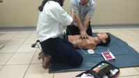 Dokter penanganan gawat darurat menunjukkan praktik bantuan dasar hidup (BHD) terhadap pasien, sebelum menggunakan Automated External Defibrillator (AED) di ruang pertemuan Instalasi Gawat Darurat Rumah Sakit Hasan Sadikin (IGD RSHS), Bandung, Kamis, 16 Mei 2019. (Liputan6.com/Arie Nugraha)