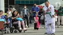 Seorang anak penyandang disabilitas menunjukkan seni bela diri dalam Pentas Gempita Fashion Disabilitas di Central Park, Jakarta Barat, Selasa (31/10/2023). (Liputan6.com/Angga Yuniar)