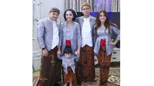 6 Momen Kompak Keluarga Anang Hermansyah Pakai Baju Seragam, Harmonis