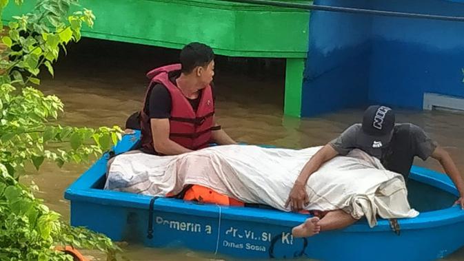Mislan, Warga Kampung Melayu meninggal akibat menyebatkan barang-barangnya saat banjir. (Istimewa)