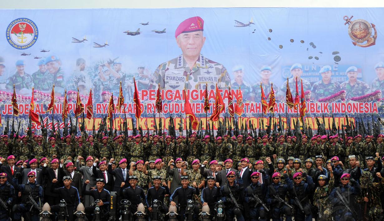 Menteri Pertahanan Jenderal TNI Purnawirawan Ryamizard Ryacudu berfoto bersama dengan prajurit Korps Marinir, Jakarta, (9/12/2014). (Liputan6.com/Helmi Fithriansyah)