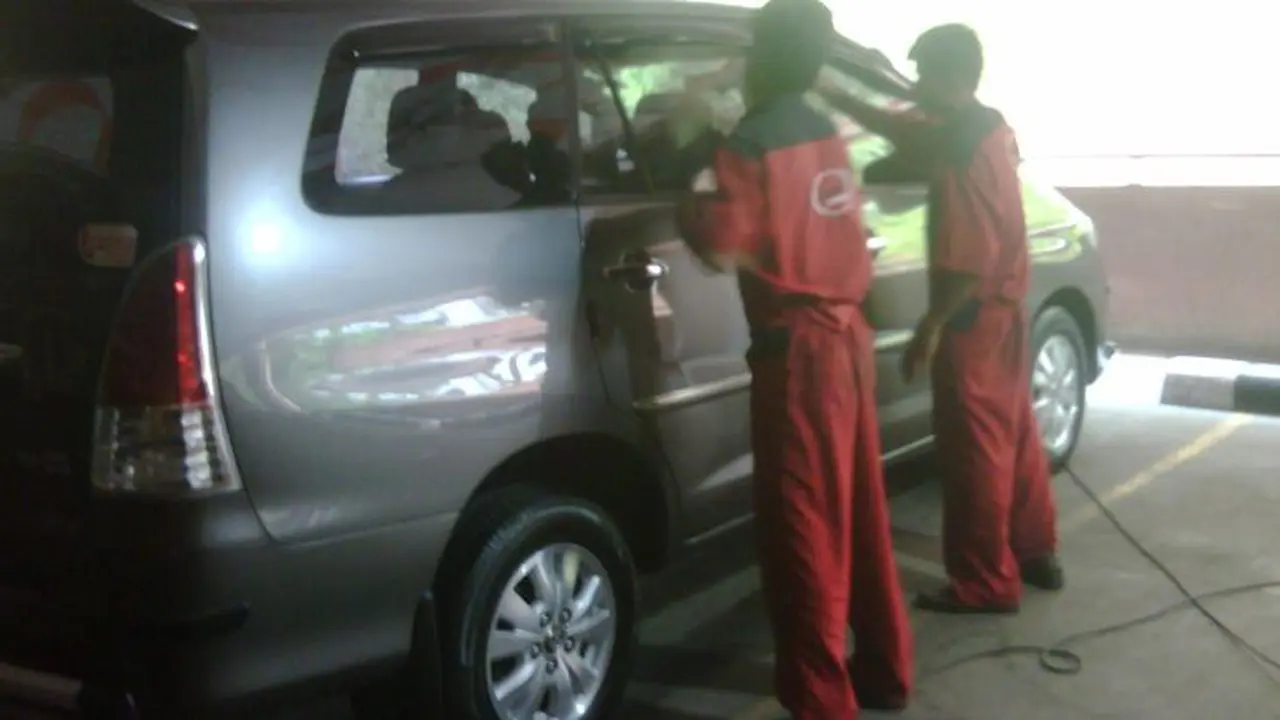 Perlukah Poles dan Waxing Pada Mobil?