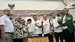 Sekjen Partai Kebangkitan Bangsa (PKB) Abdul Kadir Karding (keempat kanan), Ketua LPP Marwan Jafar (ketiga kanan) menyerahkan berkas bakal caleg ke Ketua KPU Arif Budiman di Gedung KPU, Jakarta, Selasa (17/7). (Merdeka.com/Iqbal S Nugroho)