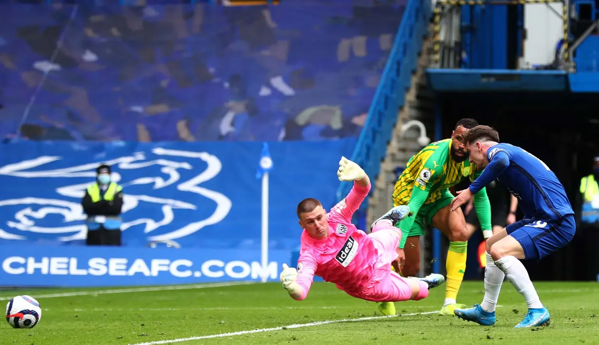 Mason Mount berhasil memperkecil ketertinggalan Chelsea, tapi usaha untuk menyamakan kedudukan sirna jelang laga berakhir. (Foto: AFP/Pool/Clive Rose)
