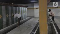 Jemaah mengambil wudhu sebelum Salat Jumat di Masjid At-Tin, Jakarta, Jumat (13/08/2021). Pengurus Masjid At-Tin melakukan pembatasan jumlah jamaah secara terbatas yakni 25 persen dari total kapasitas serta mematuhi protokol kesehatan secara ketat. (Liputan6.com/Herman Zakharia)