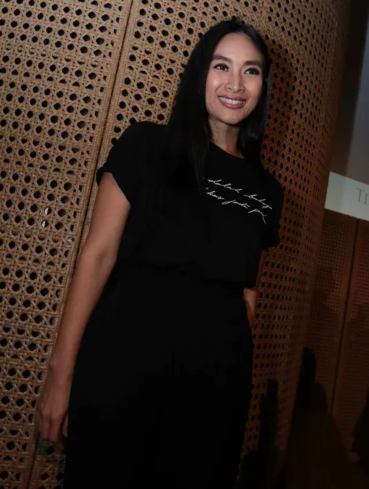 "Dengan ekonomi yang bagus dengan sendirinya pekerjaan yang membahayakan begitu pasti akan berkurang. Kan siapa sih yang sbnrnya ingin bekerja dalam lingkungan yang membahayakan secara hukum dan lain-lain," tandas Happy Salma. (Deki Prayoga/Bintang.com)