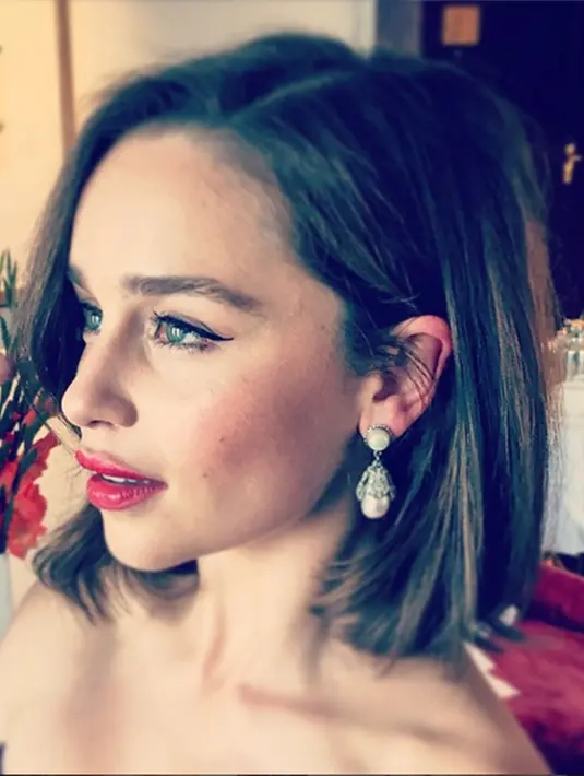  Emilia Clarke dinobatkan sebagai Sexiest Woman Alive oleh Esquire edisi terbaru. (Via Instagram/@emilia_clarke)