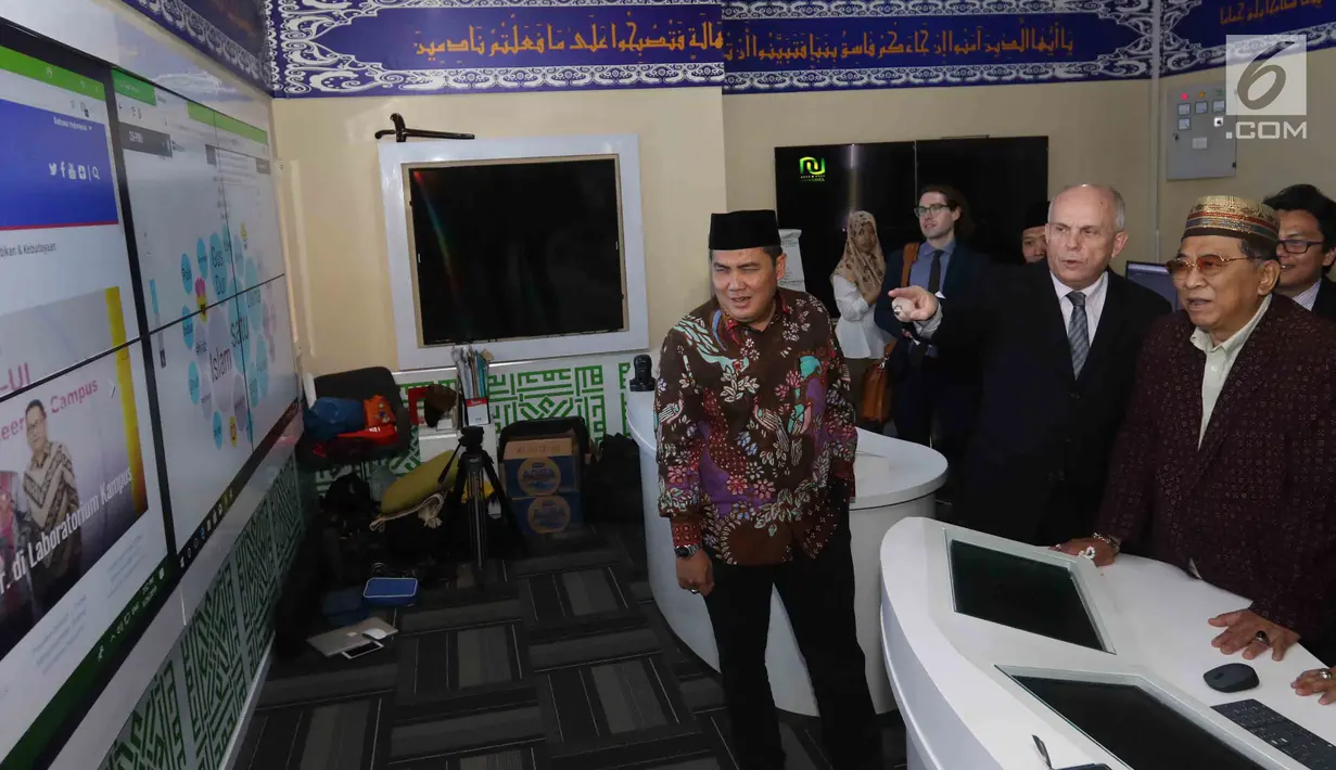 Duta Besar Amerika Serikat untuk Indonesia, Joseph Donovan (tengah) saat berkunjung ke Kantor PBNU di Jakarta, Senin (26/3). Pertemuan Joseph dan Ketua Umum PBNU, KH Said Aqil Siradj itu digelar secara tertutup dari awak media. (Liputan6.com/Angga Yuniar)