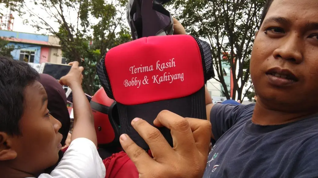 Seorang warga memperlihatkan suvenir yang didapat dari resepsi pernikahan Kahiyang Ayu dan Bobby Nasution yang dibagikan Jokowi (Riswinanti Permatasari/Bintang.com)