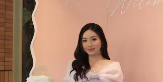 Natasha tampil memukau dalam balutan gaun karya @irenedanielle, yang menonjolkan siluet feminin dan detail yang lembut. Gaun pendek berwarna soft pink tersebut dihiasi aksen kilauan manik-manik yang memberikan sentuhan glamor tanpa berlebihan. [@natashawilona12].