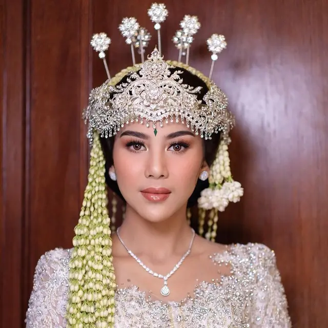 Adinda Thomas Pakai Gaun Adat Sunda