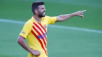 Bek Barcelona, Gerard Pique, saat melawan Gimnastic pada laga uji coba di Johan Cruyff Stadium, Minggu (13/9/2020). Barcelona menang dengan skor 3-1. (AP/Joan Monfort)