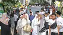 Suasana rumah duka KH Salahuddin Wahid atau Gus Sholah di Tendean, Jakarta, Senin (3/2/2020). Pemimpin Pondok Pesantren Tebuireng tersebut meninggal pada usia 78 tahun. (Liputan6.com/Herman Zakharia)
