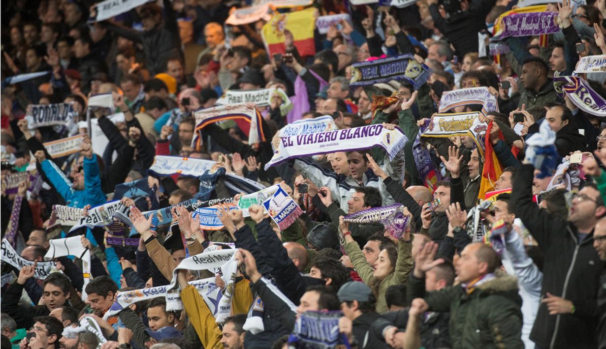 Suporter Real Madrid merayakan kemenangan atas Wolfsburg pada leg kedua perempat final Liga Champions di Stadion Santiago Bernabeu, Madrid, Rabu (13/4/2016) dini hari WIB. (AFP/Curto De La Torre))