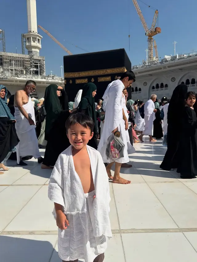 Potret Hanung Bramantyo dan Zaskia Adya Mecca Ajak Anak Umroh. (instagram/zaskiadyamecca)