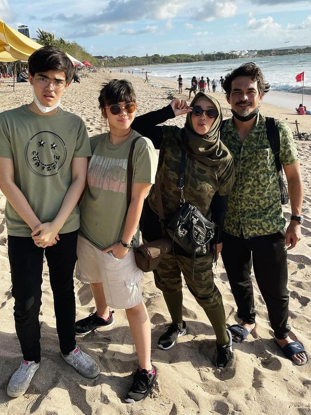 Teddy Syach dan Rina Gunawan