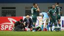 Kiper Sulut United, Fery Bagus Kurniawan mendapatkan perawatan oleh tim medis usai insiden tabrakan dengan pemain PSMS Medan dalam matchday pertama Grup Y Babak 8 Besar Liga 2 2021 di Stadion Wibawa Mukti, Cikarang, Kamis (16/12/2021). (Bola.com/Bagaskara Lazuardi)