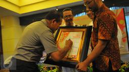 Kapolri Jenderal Badrodin Haiti membubuhkan tanda tangannya pada Piagam Peresmian Pameran Lukisan Dua Tanda di Hotel Sultan Jakarta, Senin (21/3/2016). Badrodin Haiti menyambut baik keberadaan Pameran Lukisan Dua Tanda. (Liputan6.com/Faisal R Syam)