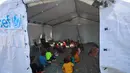 Beberapa guru Palestina memberikan pendidikan dasar di sekolah darurat yang didirikan oleh Asosiasi Kebudayaan Mayasem dengan dukungan UNICEF di kamp pengungsian di kawasan al-Qarara, Khan Yunis, di bagian selatan Jalur Gaza pada Selasa 7 Oktober 2025. (Omar AL-QATTAA/AFP)