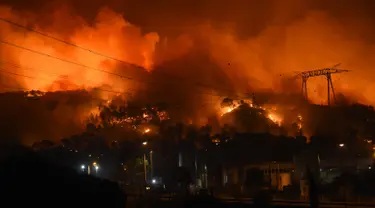 Kobaran api terlihat melahap lahan hutan dan rumah penduduk di Les Pennes-Mirabeau, Marseille, Prancis, (11/8). Kebakaran menghanguskan 2.260 hektare lahan hutan dan ratusan bangunan warga. (AFP PHOTO/BORIS HORVAT)