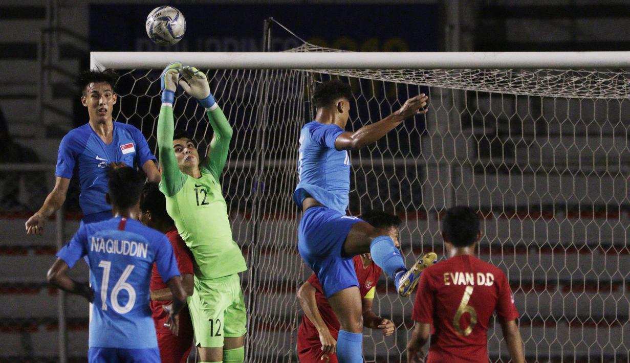 Kiper Timnas Indonesia U-22, Nadeo Argawinata, berusaha menangkap bola saat melawan Singapura U-22 pada laga SEA Games 2019 di Stadion Rizal Memorial, Manila, Kamis (28/11). Indonesia menang 2-0 atas Singapura. (Bola.com/M Iqbal Ichsan)