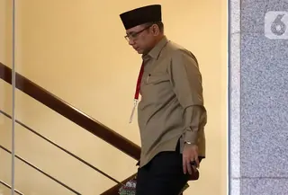 Mantan Menteri Agama, Yaqut Cholil Qoumas saat menuju ruang pemeriksaan di Gedung Merah Putih Komisi Pemberantasan Korupsi (KPK), Selasa (16/12/2025). (Liputan6.com/Helmi Fithriansyah)