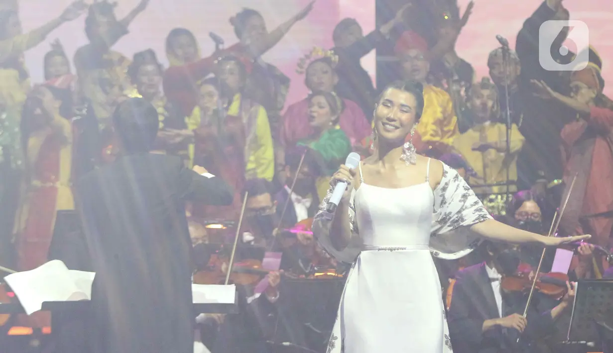 Penampilan penyanyi Christie dalam Konser Kebangsaan, Simfoni Insan Perhubungan, Bangkit Maju Bersama di Jakarta, Sabtu (6/8/2022). Christie membawakan lagu tentang transportasi seperti Bus, Naik Kereta Api dan Pesawatku. (Liputan6.com/Herman Zakharia)
