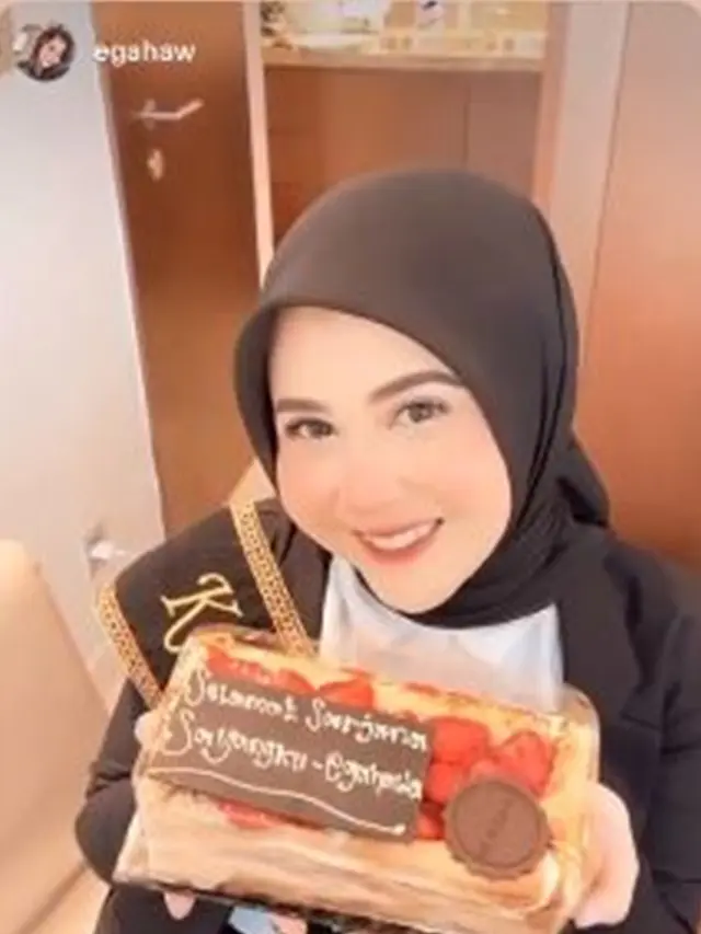 6 Momen Bahagia Kesha Ratuliu Setelah Resmi Jadi Sarjana, Banjir Hadiah