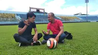 Kapten tim Arema, Ahmad Alfarizi (kiri), dapat pengarahan dari kru vidio Polres Malang. (Bola.com/Iwan Setiawan)