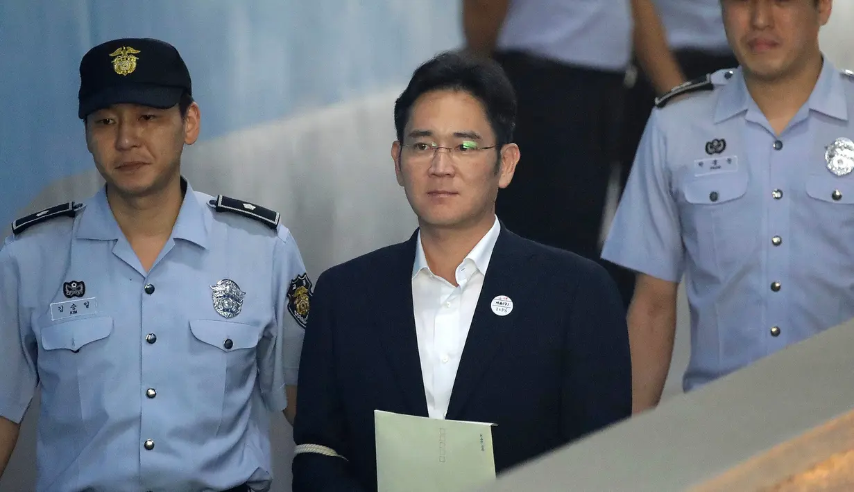Lee Jae-yong usai menjalani sidang di Seoul, Korsel, (25/8). Lee dituduh memberi donasi 41 miliar won ke yayasan non-provit yang dijalankan Choi Soon-sil, orang kepercayaan mantan Presiden Korsel Park Geun-hye. (Chung Sung-Jun/Pool Photo via AP)